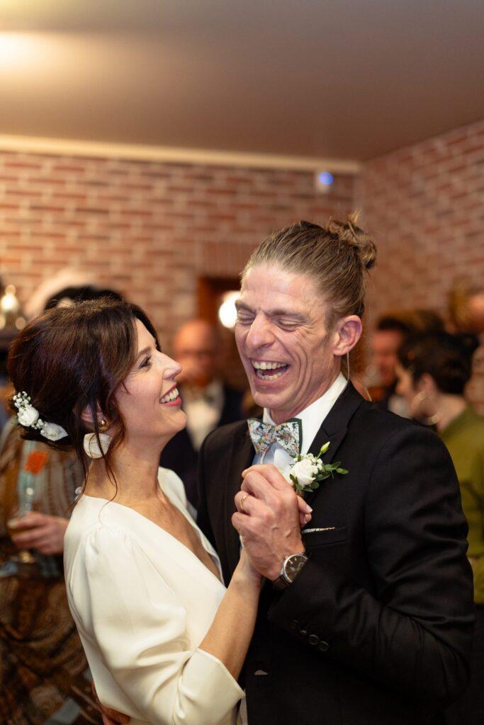 Première danse d’un couple de mariés, moment complice et joyeux à leur réception à Lille