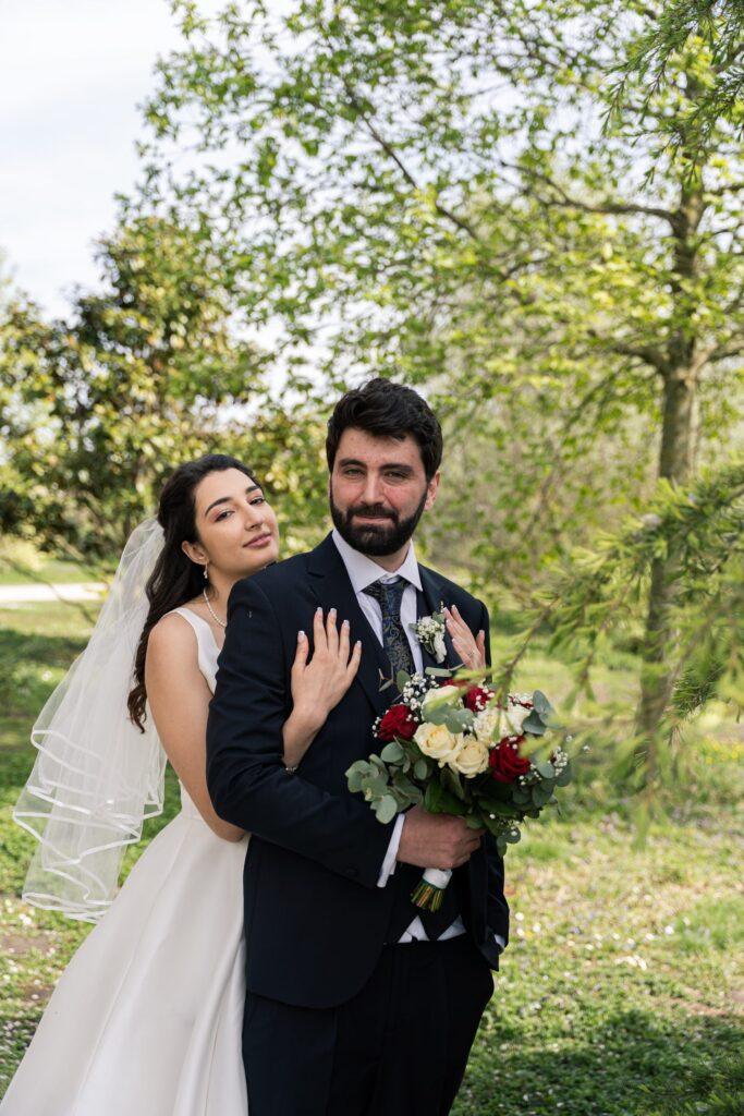 Couple de jeunes mariés posant dans un parc fleuri à Lille – photo de mariage naturelle