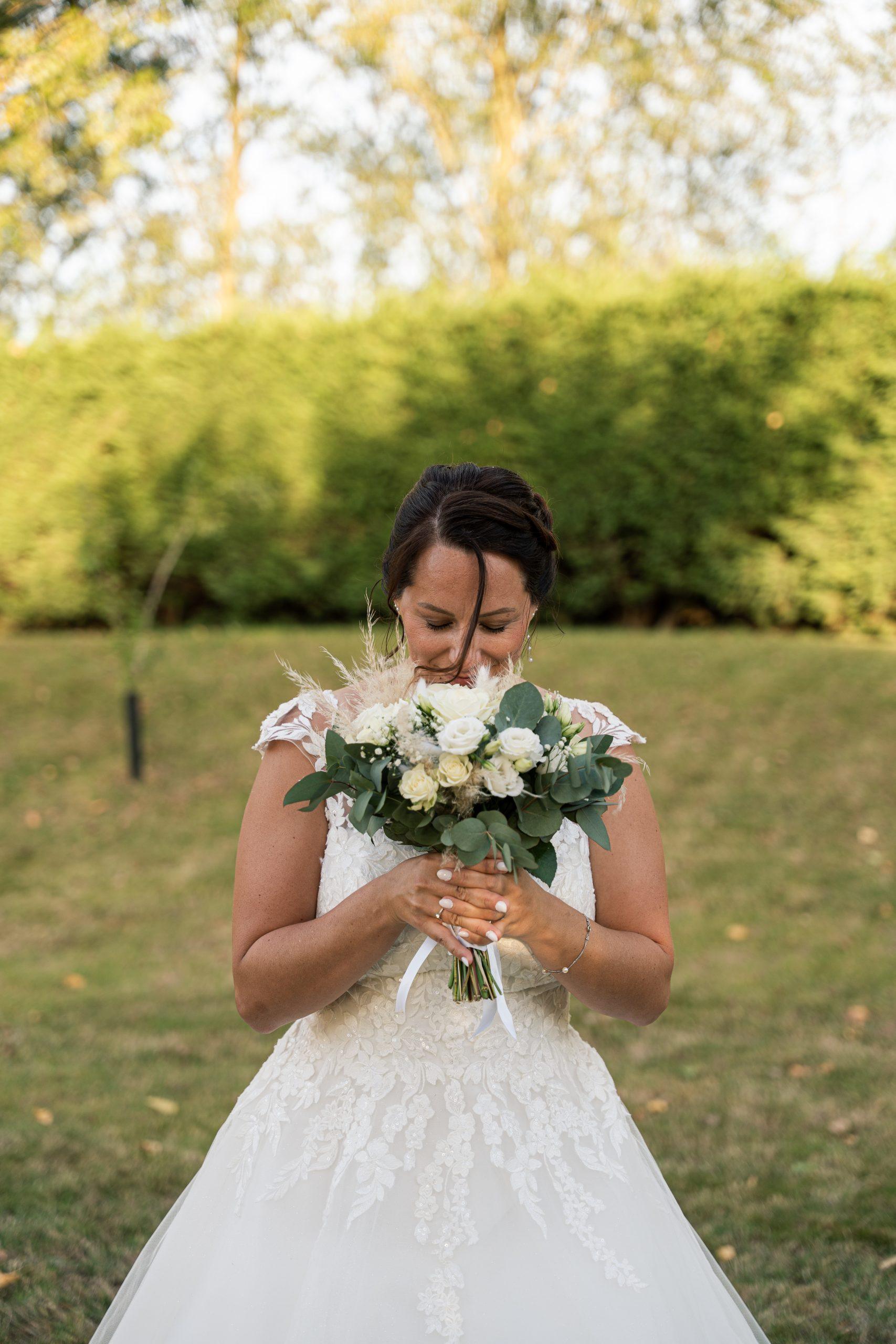 Portrait de la mariée avec son bouquet