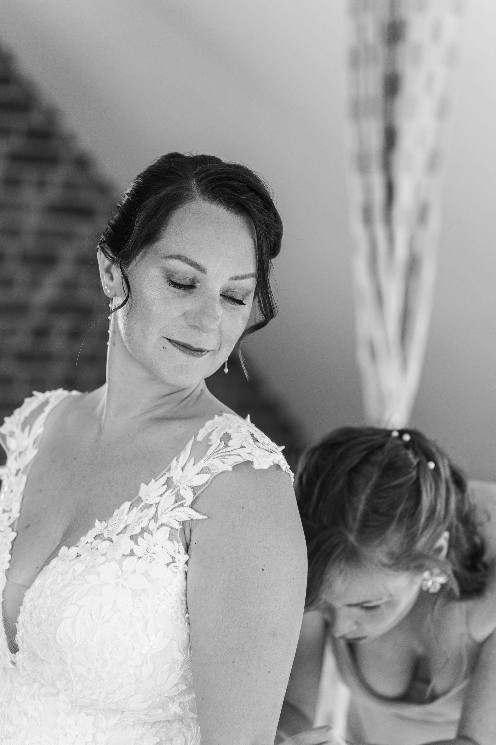 Préparatifs de la mariée en noir et blanc