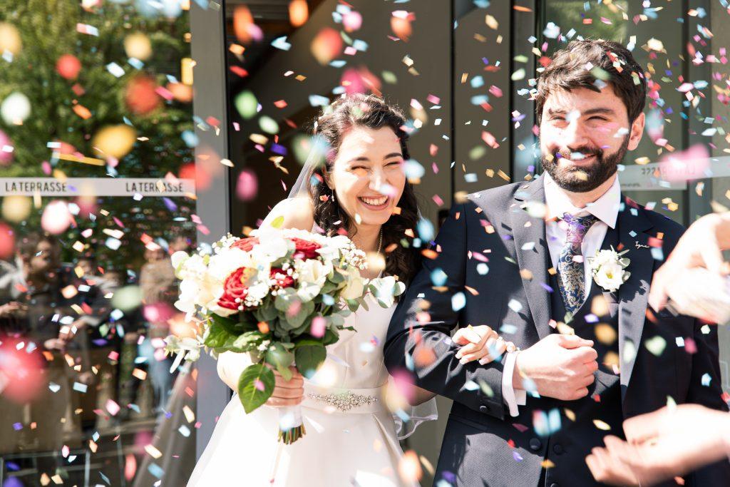 photographe mariage Lille sortie mairie confettis couple sourire
