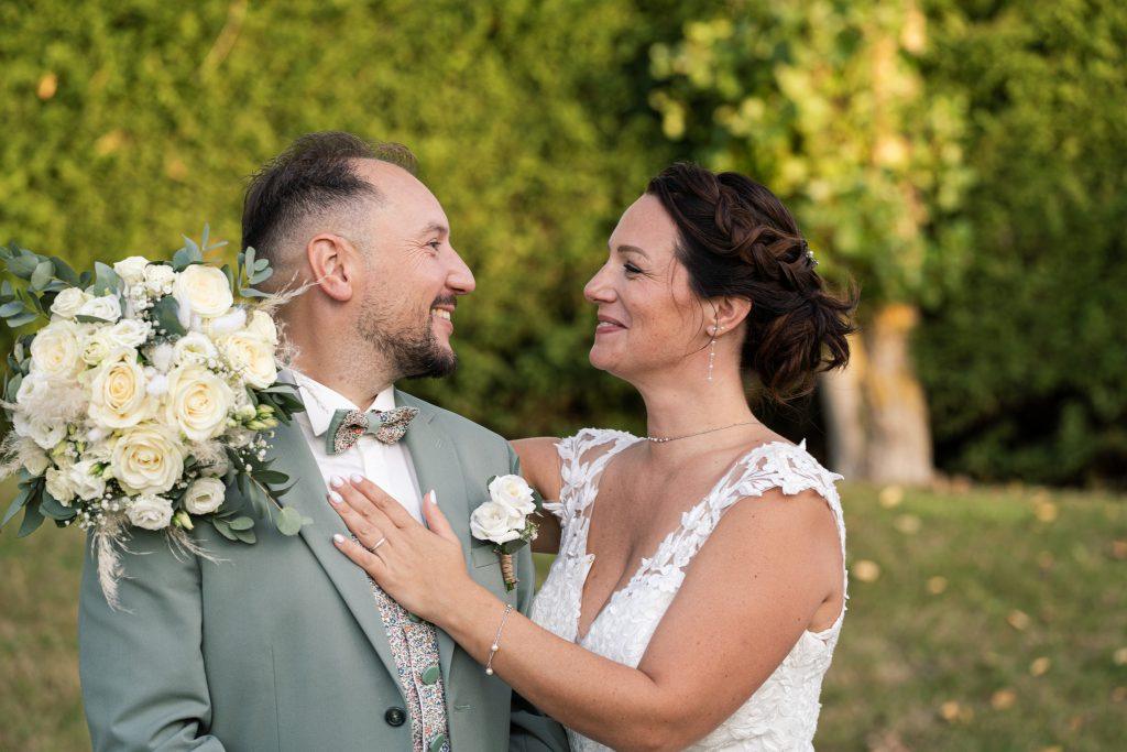 couple mariage bouquet bisou mariée photographe mariage Lille