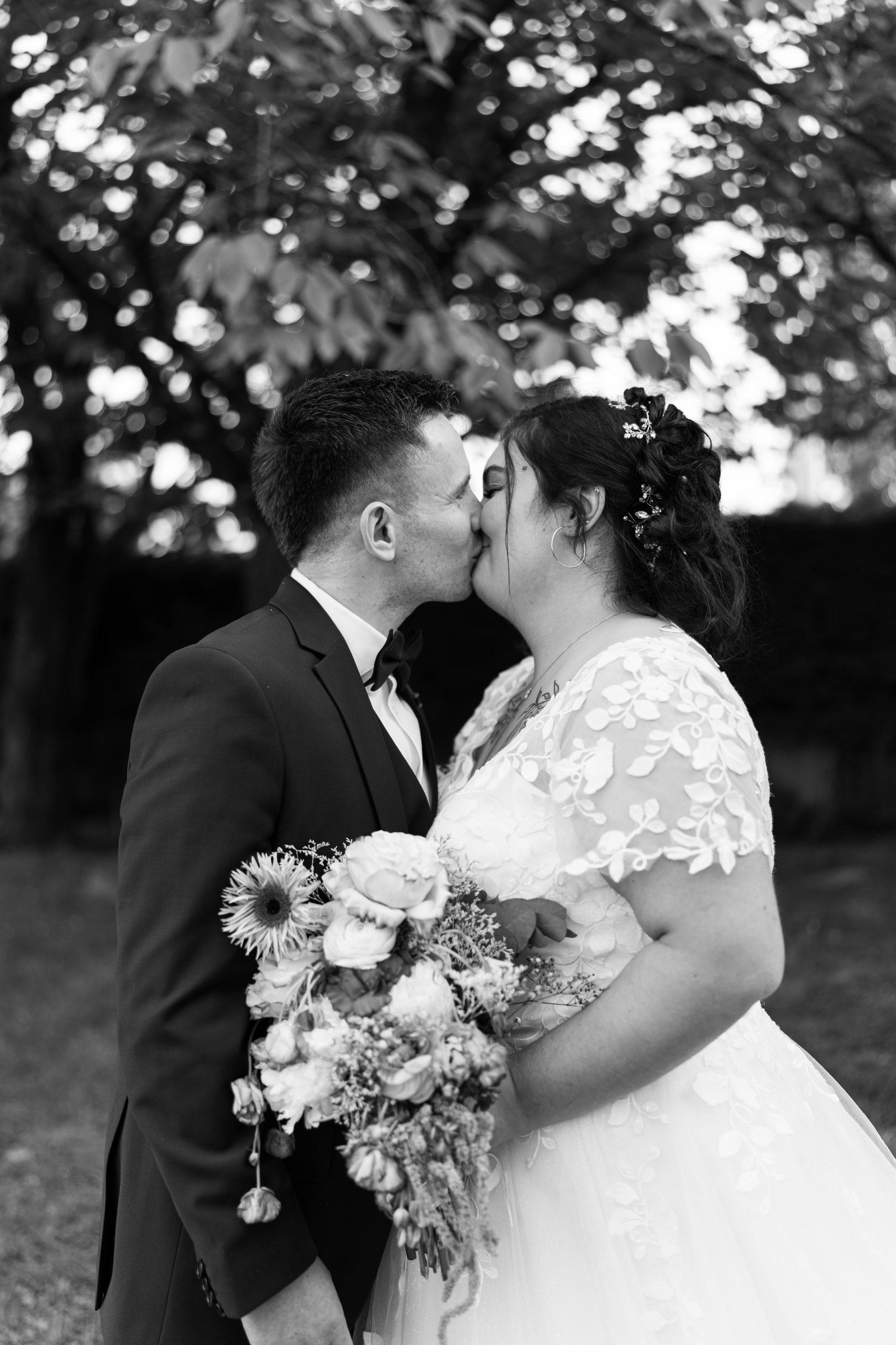 Émilie et Théo s’embrassent pendant leur séance photo de mariage