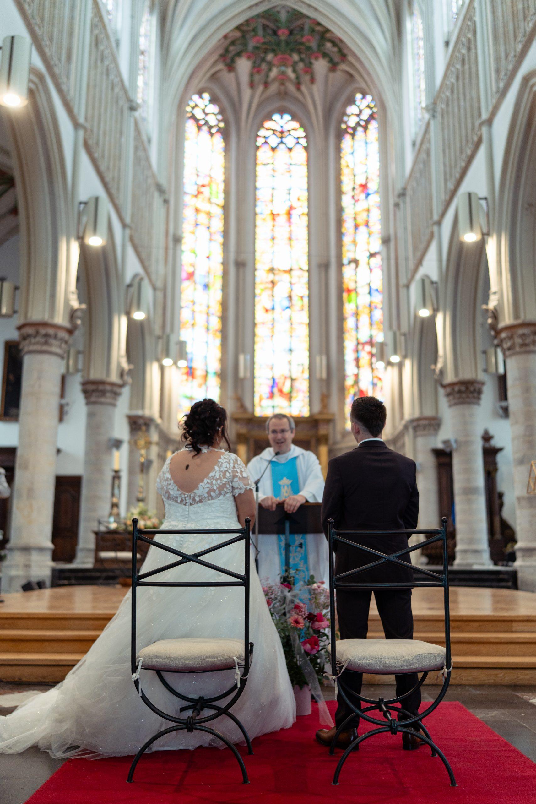Émilie et Théo devant l’autel pendant leur cérémonie religieuse à Tourcoing