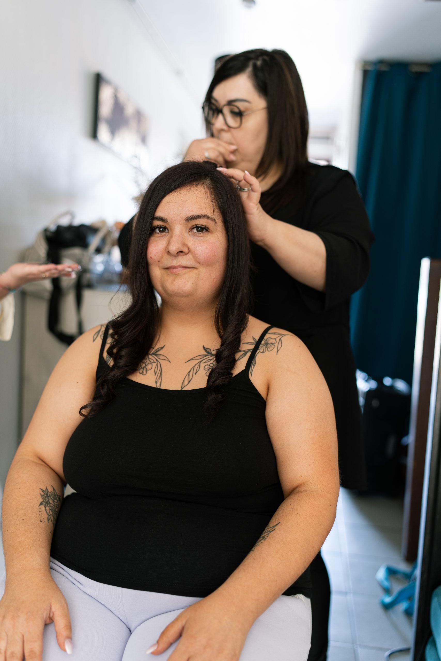 Émilie pendant la réalisation de sa coiffure avant son mariage