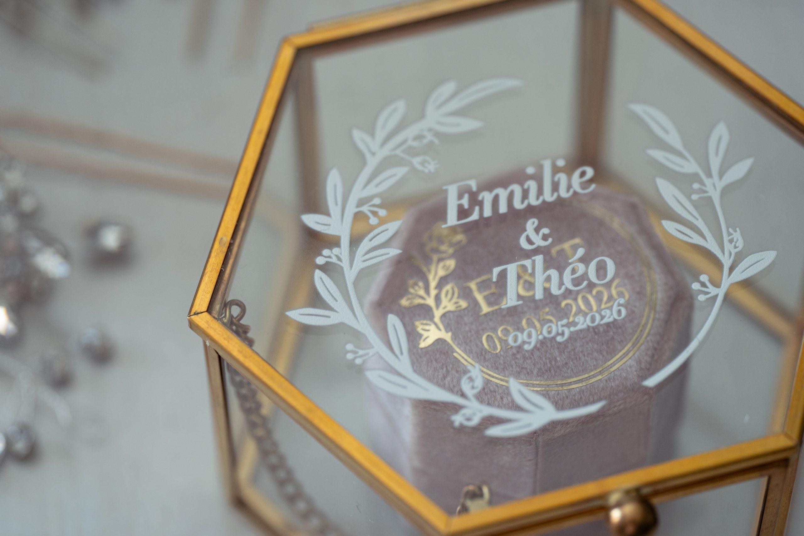 Coffret personnalisé avec les prénoms Émilie et Théo et la date de leur mariage