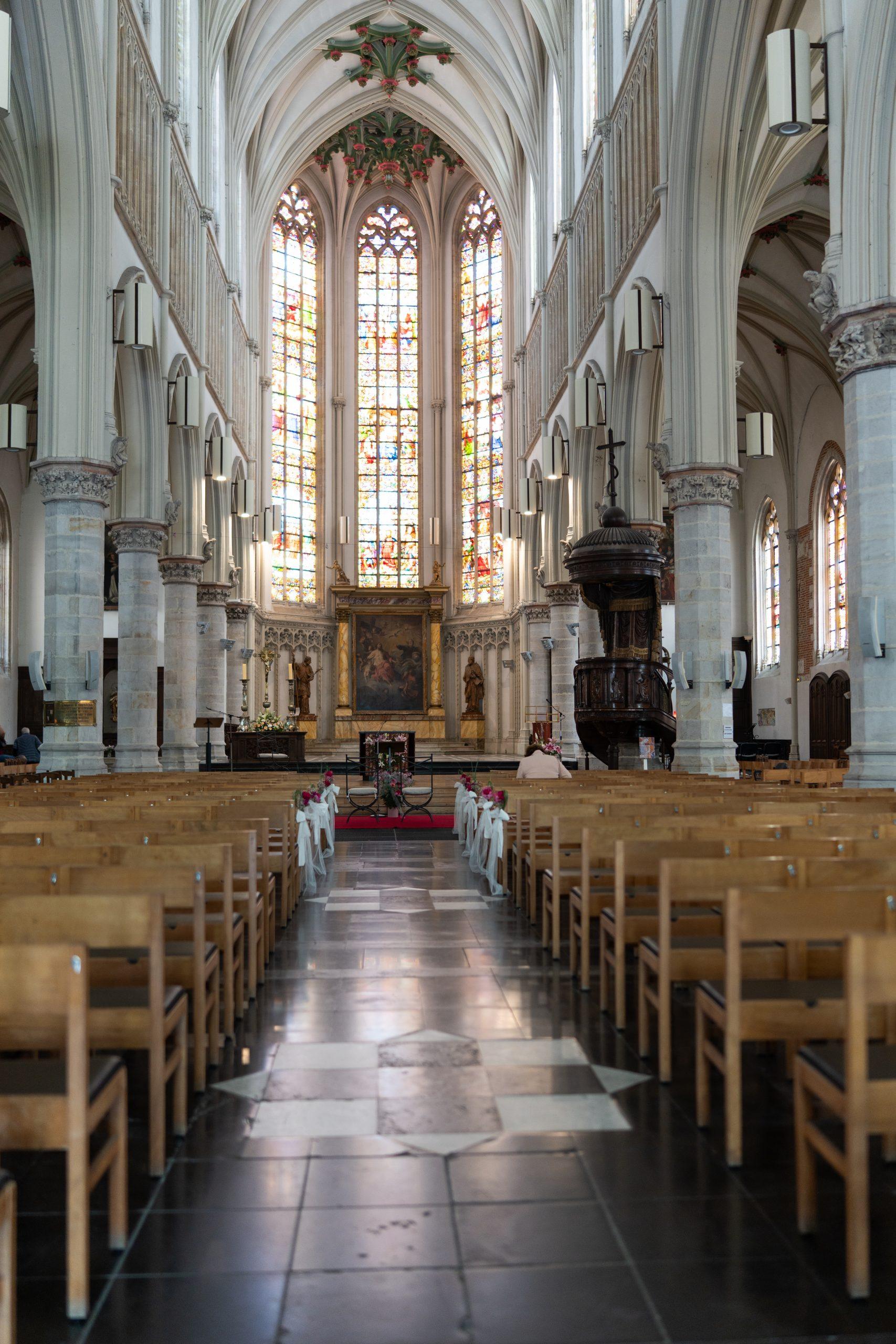 Intérieur de l’église Saint-Christophe de Tourcoing avant une cérémonie de mariage