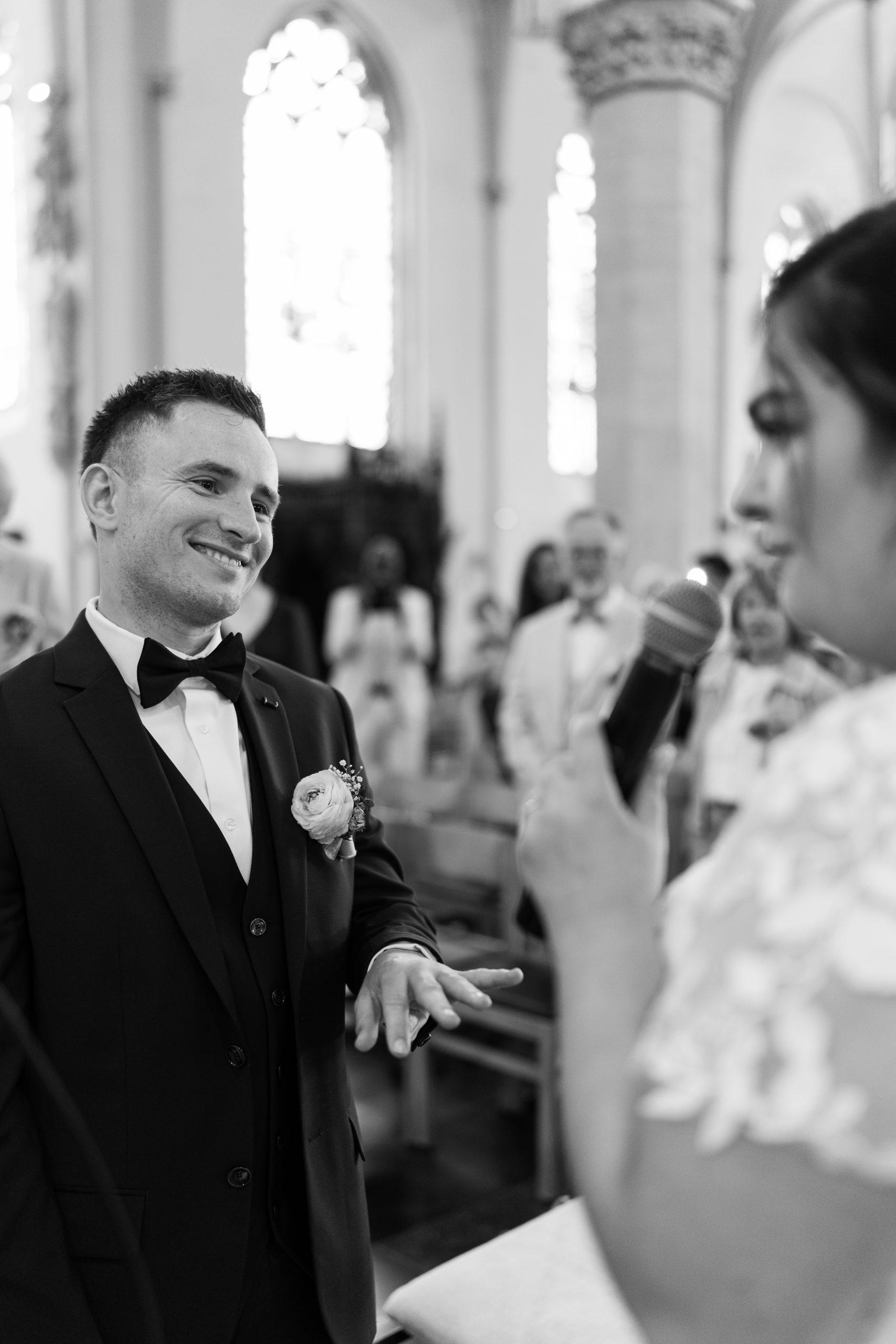 Théo regarde Émilie avec émotion pendant leur cérémonie religieuse de mariage