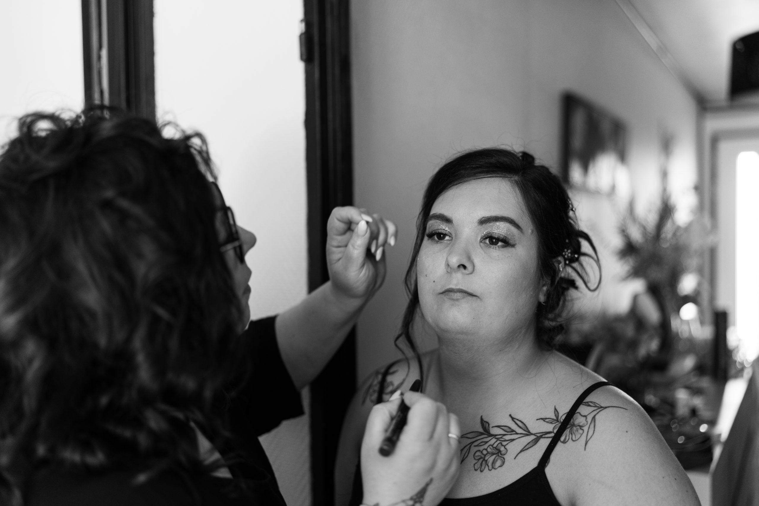 Émilie pendant son maquillage lors des préparatifs de son mariage