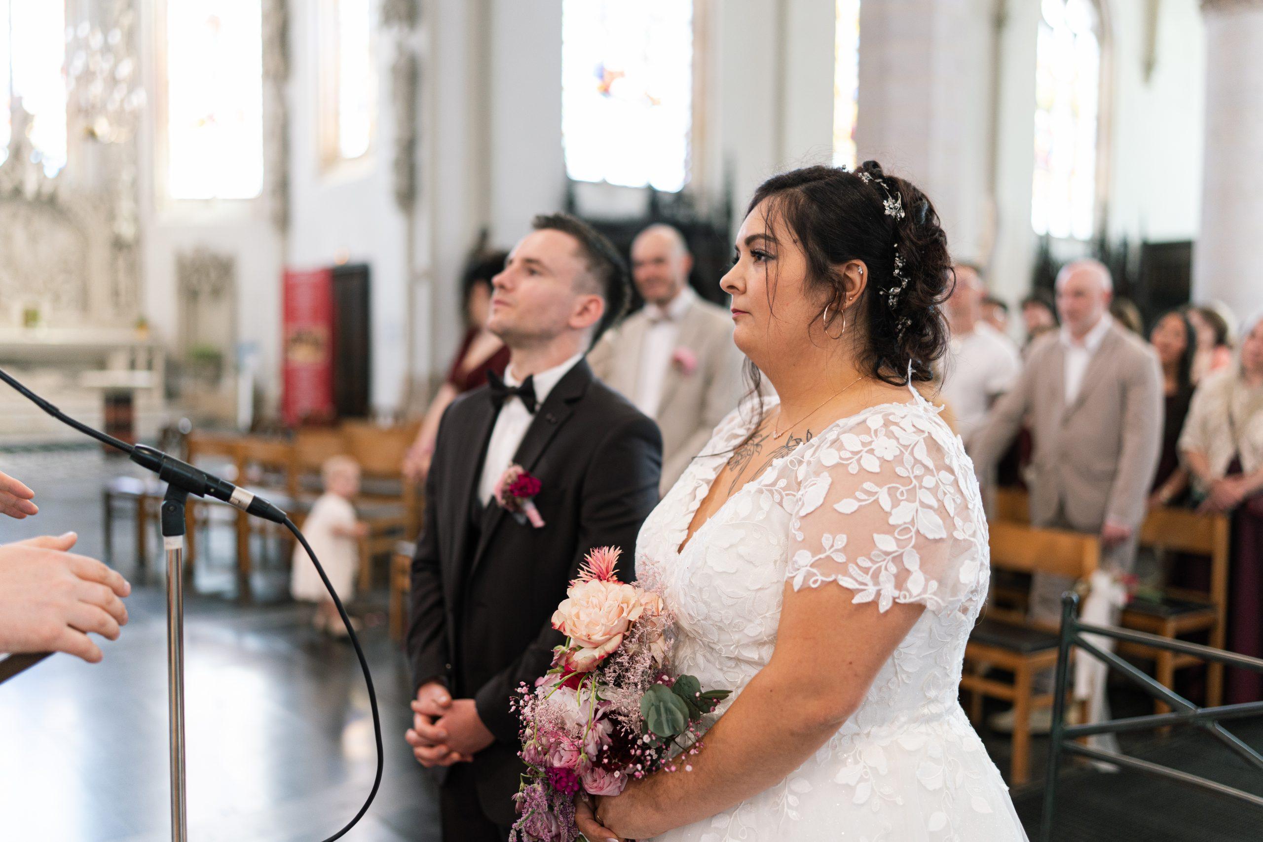 Émilie et Théo pendant leur cérémonie de mariage à l’église Saint-Christophe de Tourcoing