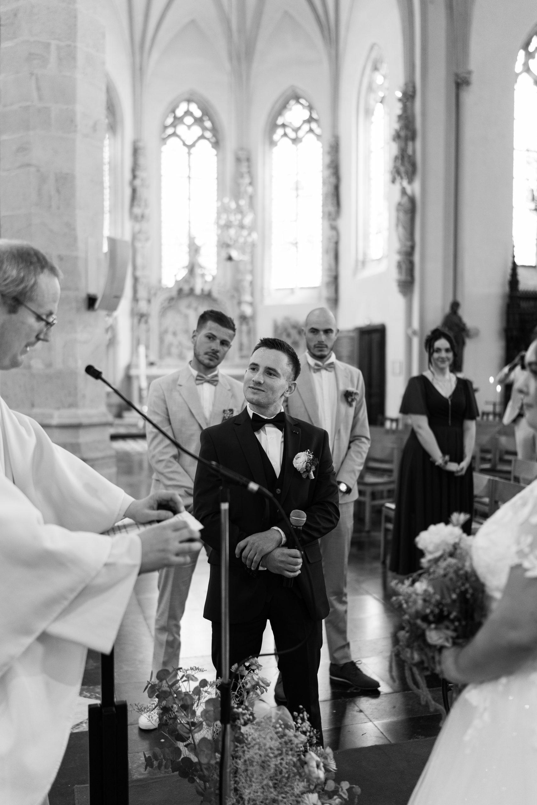 Émotion du marié pendant la cérémonie