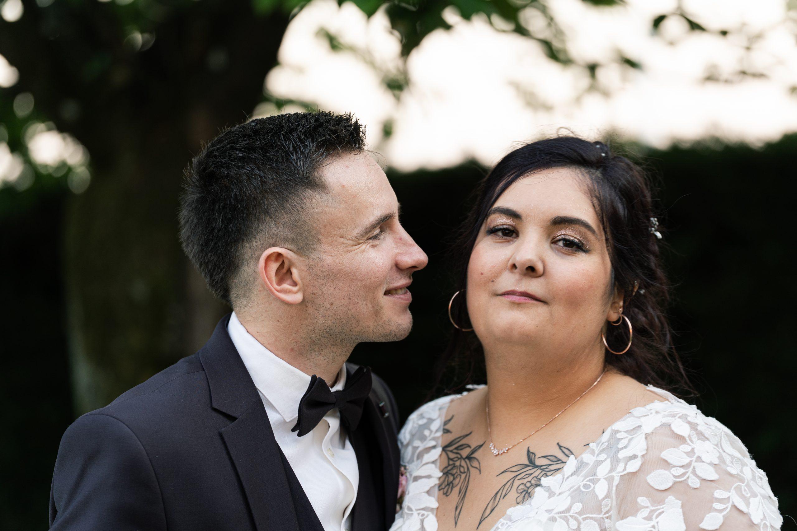 Théo regarde Émilie avec tendresse pendant leur séance photo de mariage