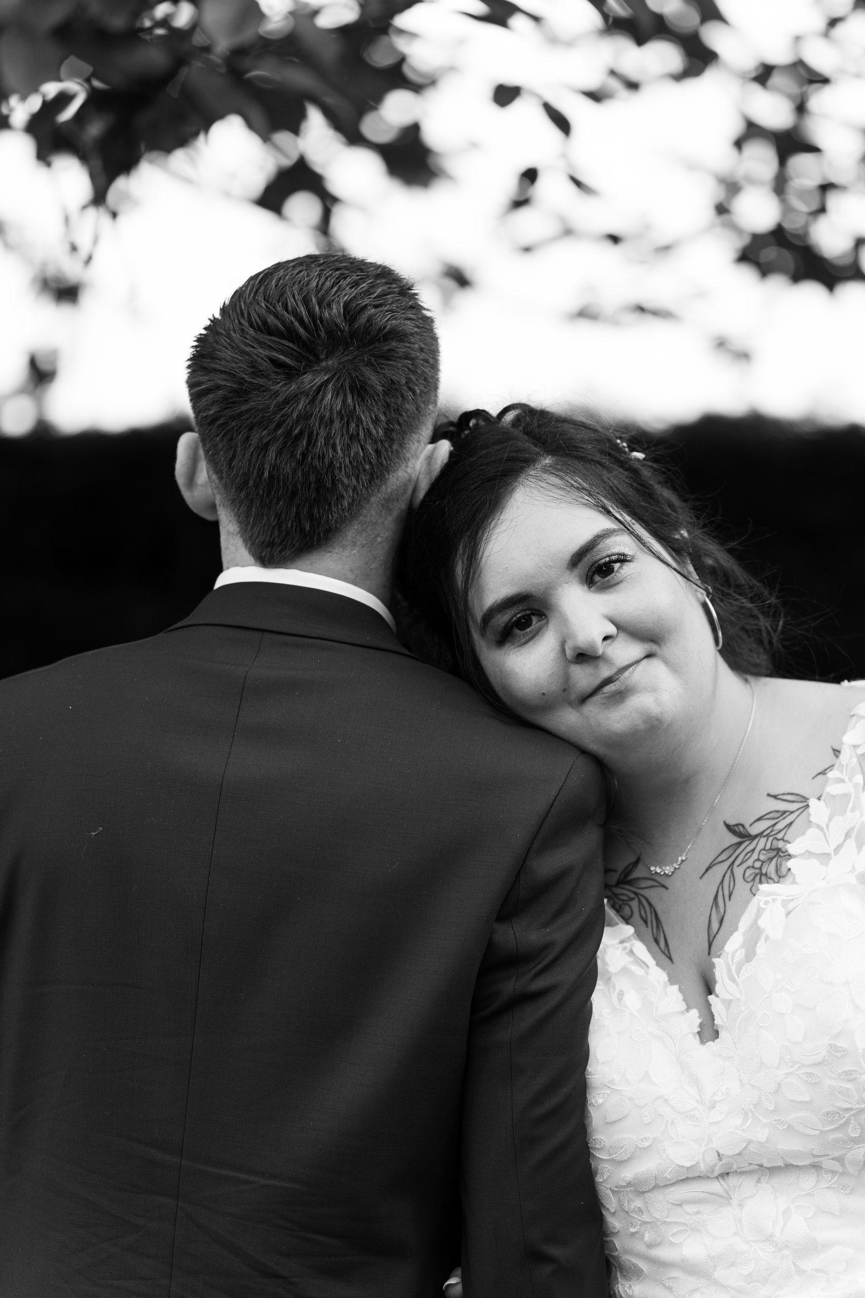 Portrait en noir et blanc d’Émilie appuyée contre l’épaule de Théo