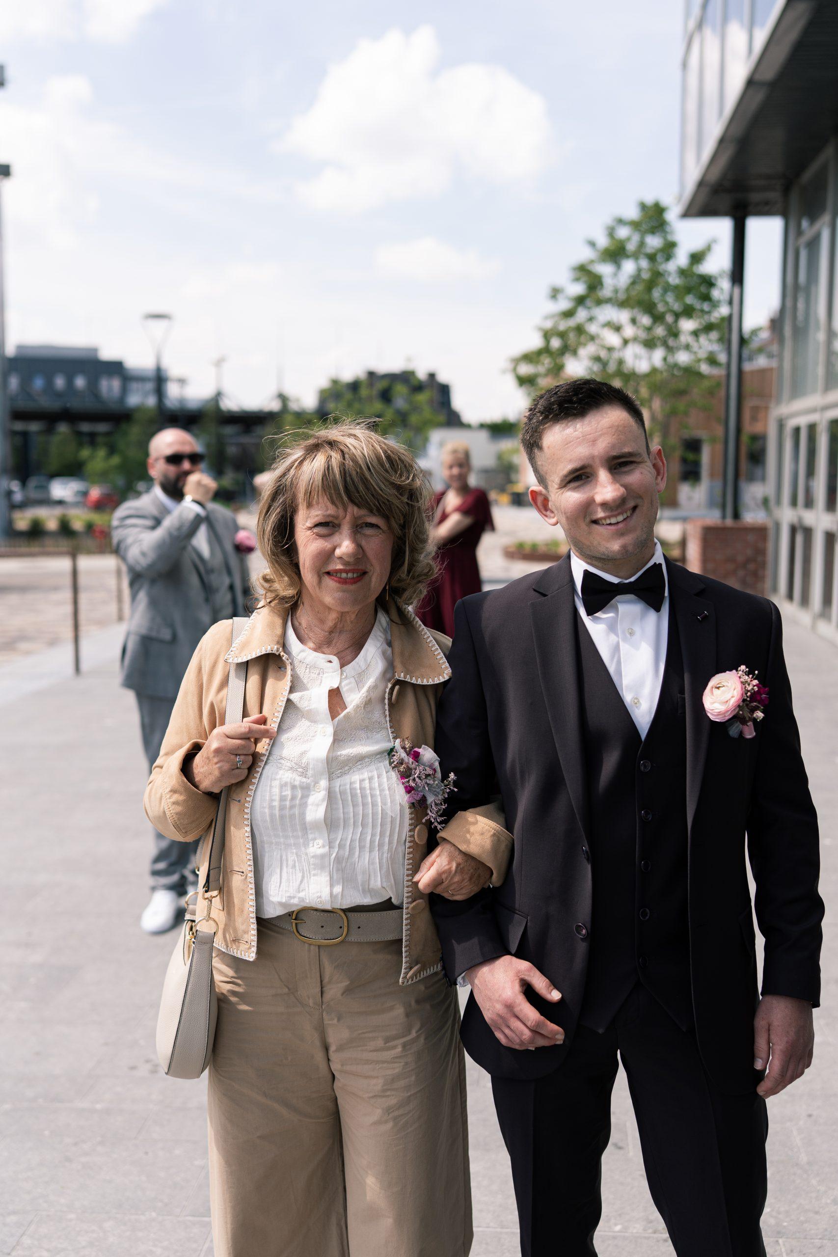Théo accompagné d’une proche avant la cérémonie civile de son mariage à Denain