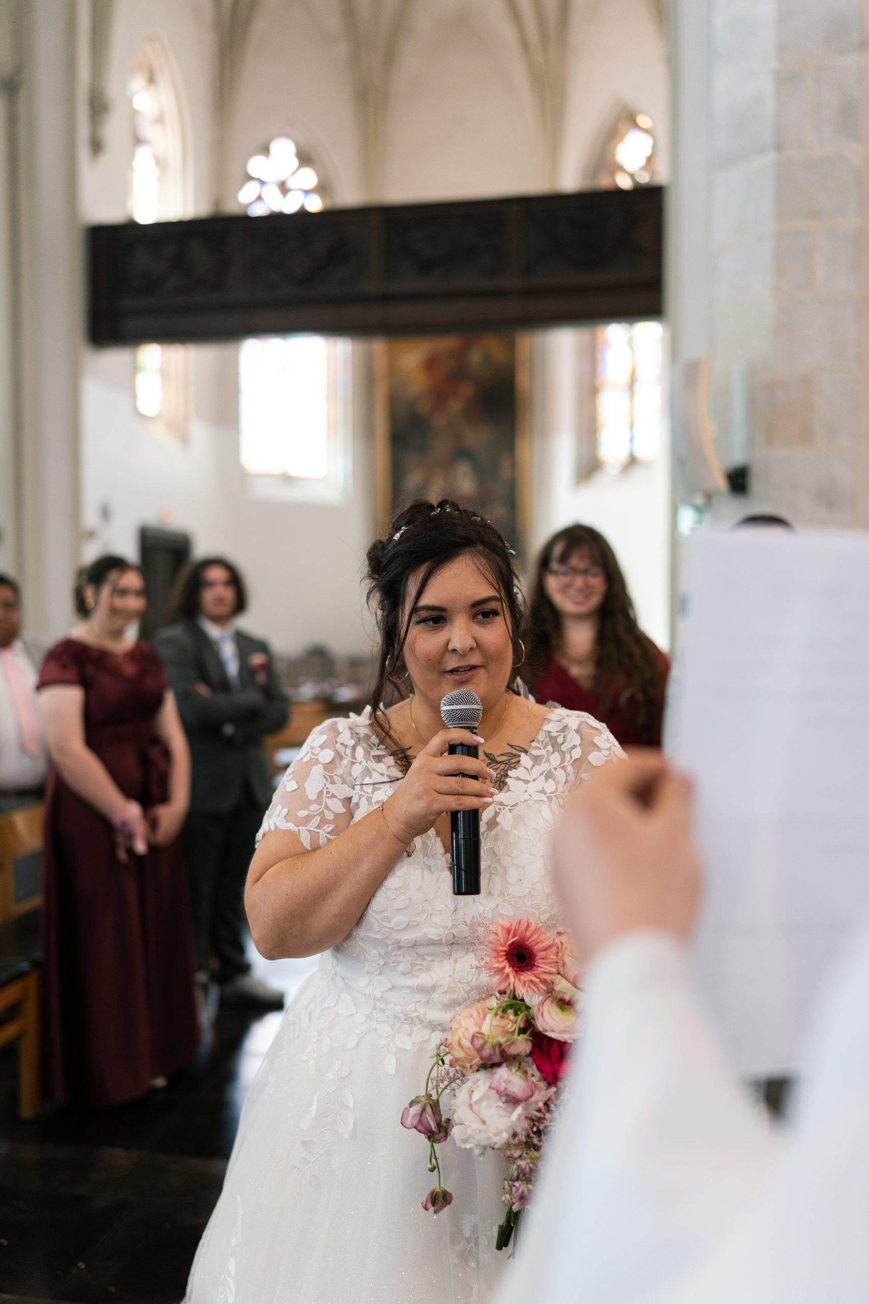 Émilie prononce ses vœux devant Théo pendant leur cérémonie religieuse